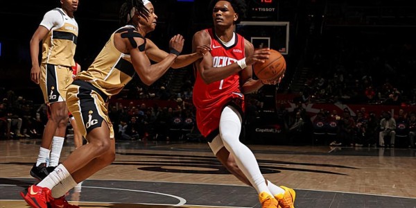 明明其他能力都非常出色，但火箭却非要让他担任控卫的角色？