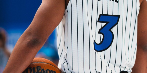 7换1完成贝恩上身魔术3号战袍喜笑颜开 魔术这新球衣帅不帅？