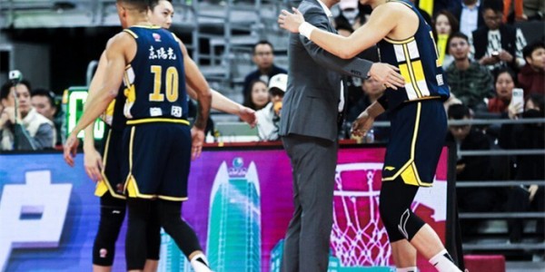 kaiyun正规平台-广东男篮逆势而为，最大优势与劣势并存，杜锋指导最后一搏？|胡明轩|萨姆纳|奎因|徐昕|徐杰_新浪体育_新浪新闻