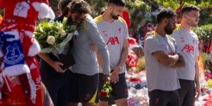 kaiyun安全登录-利物浦全队在安菲尔德场外缅怀若塔和安德烈-席尔瓦