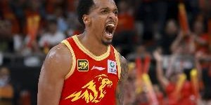 kaiyun体育网-延续火热状态！巴里-布朗首节3中3高效拿下10分3板2助